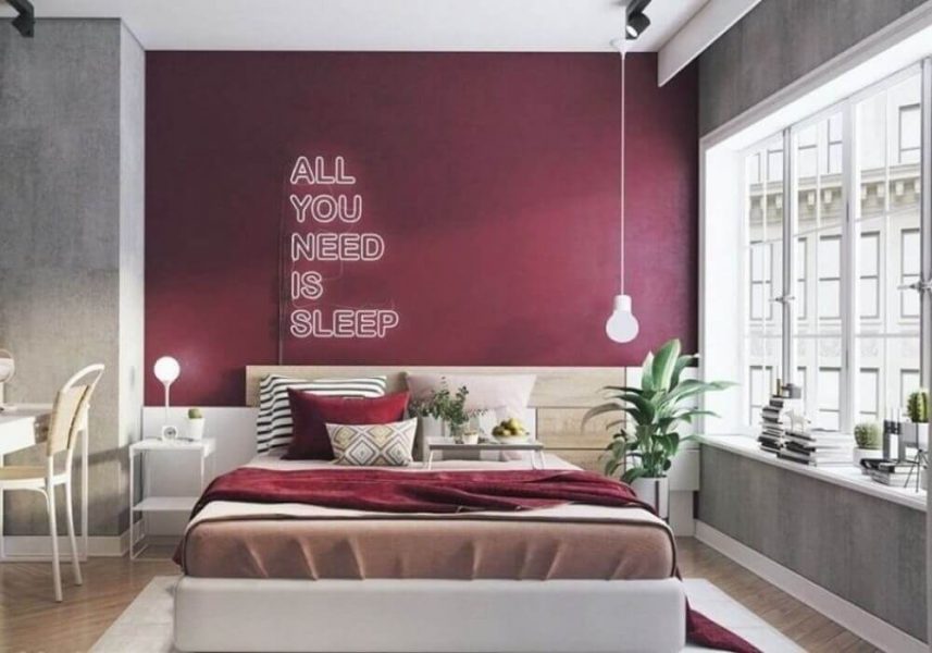 Decoração moderna para quarto com parede bordô e pendente minimalista