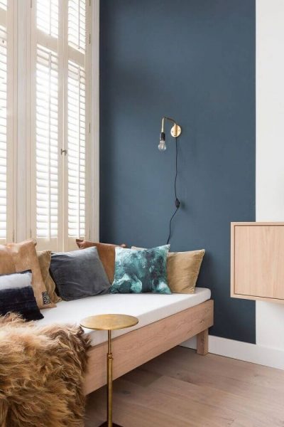 Decoração para quarto moderno com móveis de madeira e parede pintada de verde azulado